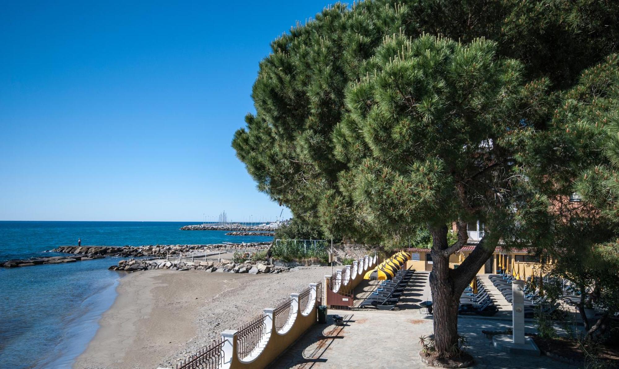 Hotel Residence Mediterraneo Diano Marina Exterior foto